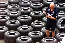 Gran Premio de Fórmula 1 de Brasil. Mecánico de una escudería revisa el estado de los neumáticos que los pilotos de su equipo utilizarán en la prueba